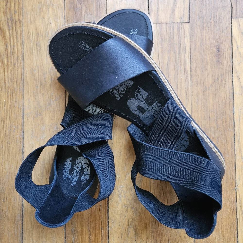 Sorel Ella's sandal. Size 9.
